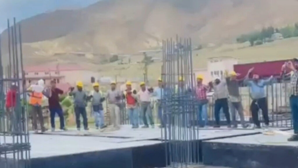 vanda insaat iscileri dugun salonundan gelen muzikle halay cekti fSBpGMdW