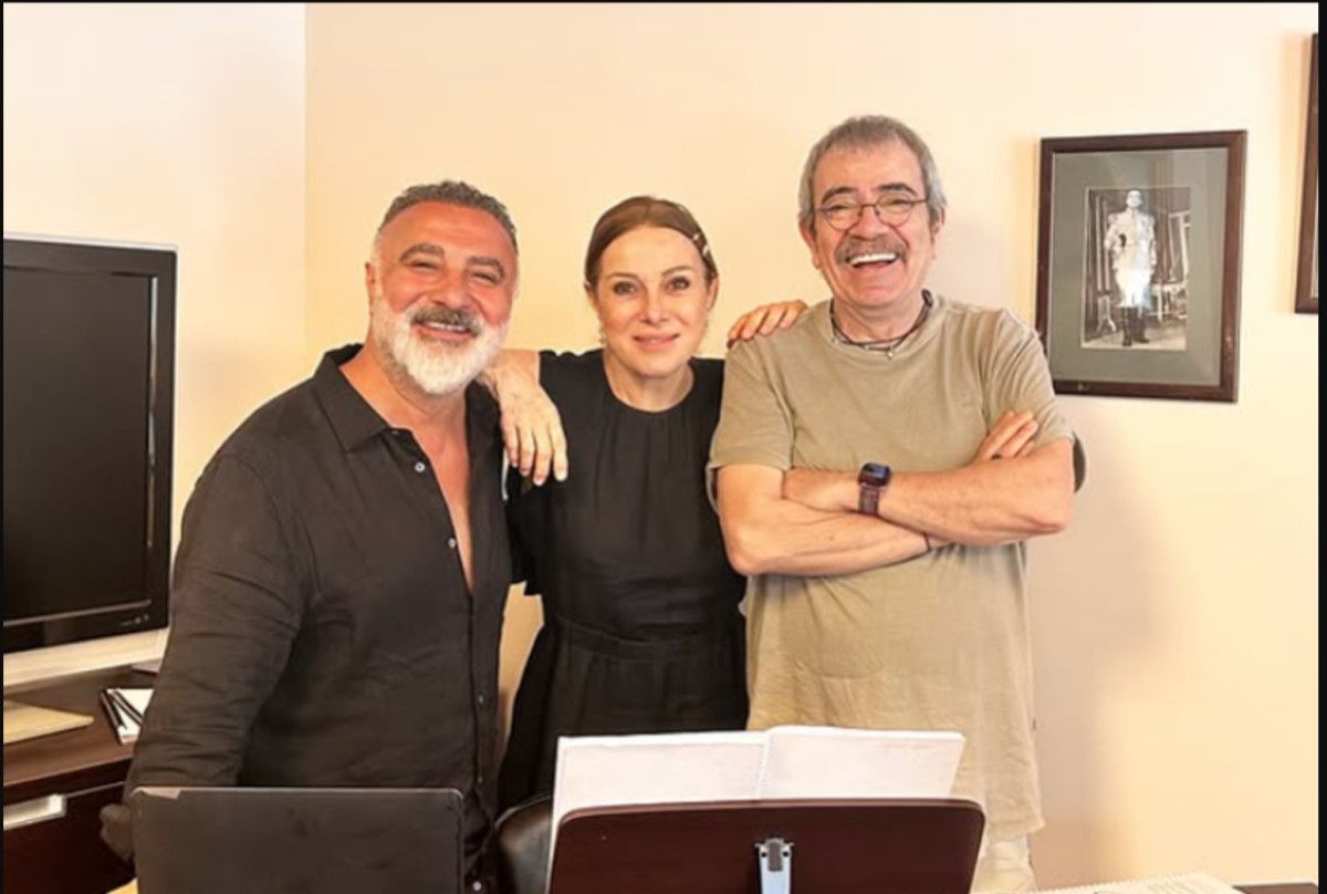 yillar sonra yine ayni sahne eski cift zuhal olcay ile selcuk yontem sanat icin PPcq62Dk