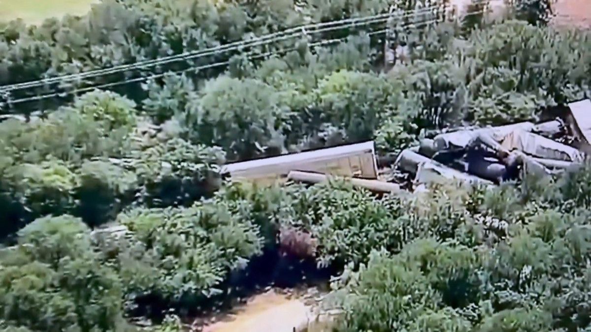 abdde buyuk facia 35 vagonlu bir tren raydan cikip devrildi 0 G6TTdzLn