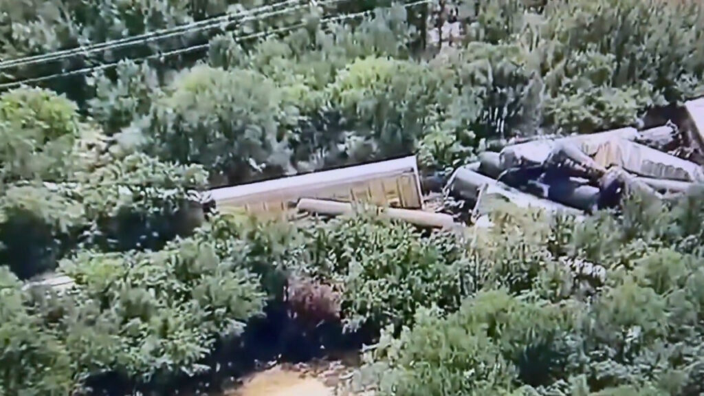 abdde buyuk facia 35 vagonlu bir tren raydan cikip devrildi atVhYd2y