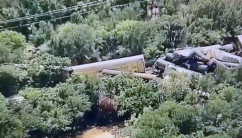 abdde buyuk facia 35 vagonlu bir tren raydan cikip devrildi atVhYd2y