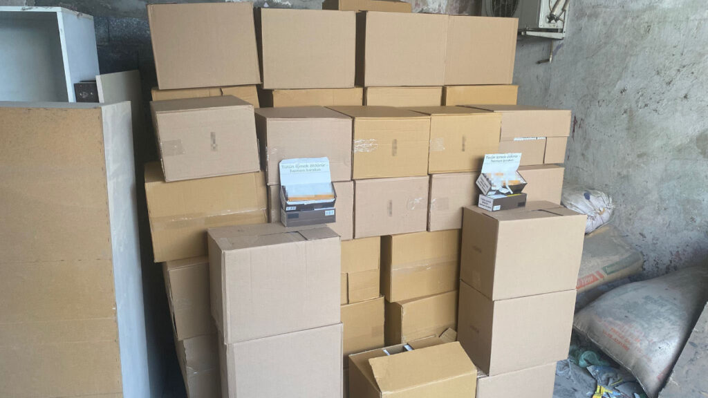 adanada 2 milyon 800 bin kacak makaron ele gecirildi 8kXJRSb2