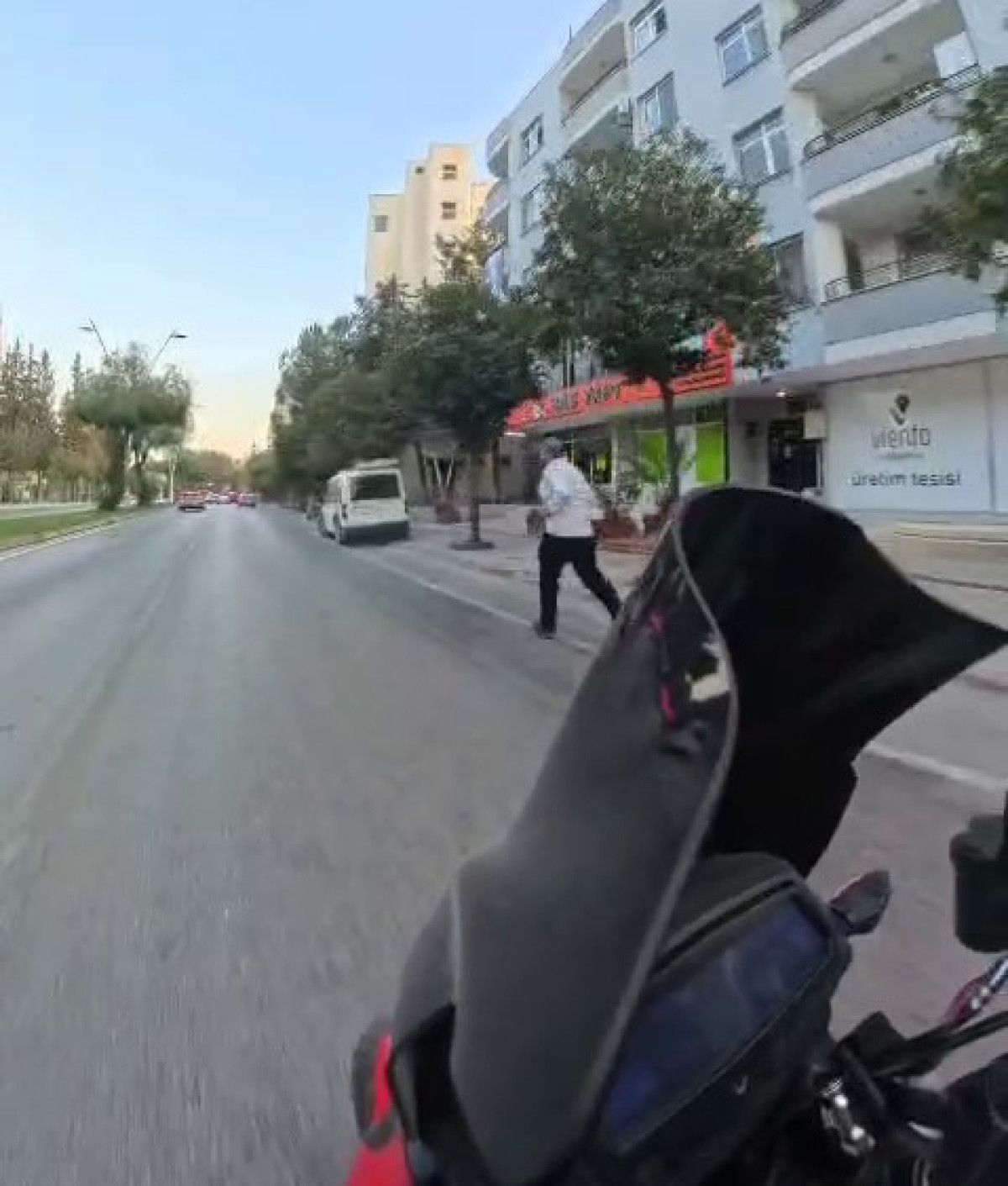 Adana'da düğün aracından para almak için kaputta yolculuk yaptı 1 adanada dugun aracindan para almak icin kaputta yolculuk yapti 0 OaJdzsMg