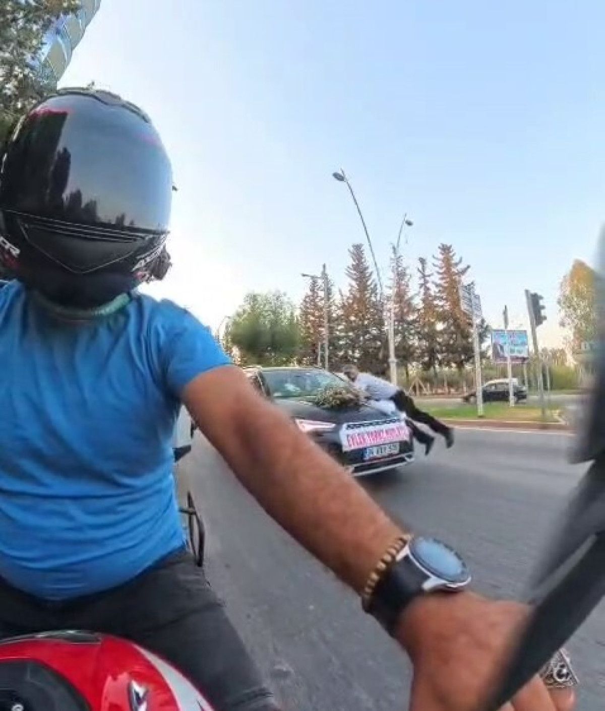 Adana'da düğün aracından para almak için kaputta yolculuk yaptı 2 adanada dugun aracindan para almak icin kaputta yolculuk yapti 1 PGWHQGy7