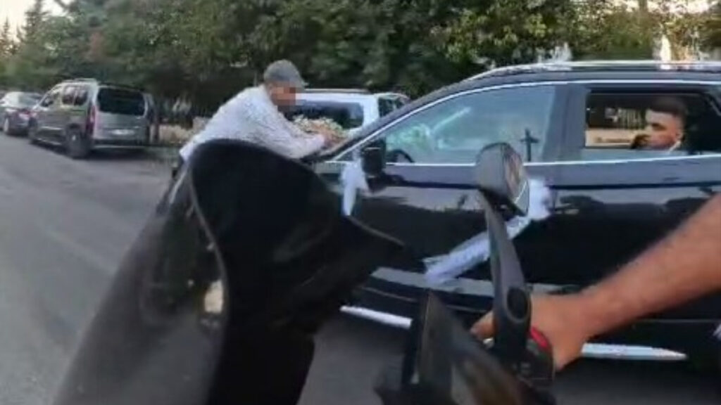 adanada dugun aracindan para almak icin kaputta yolculuk yapti DB1bNyge