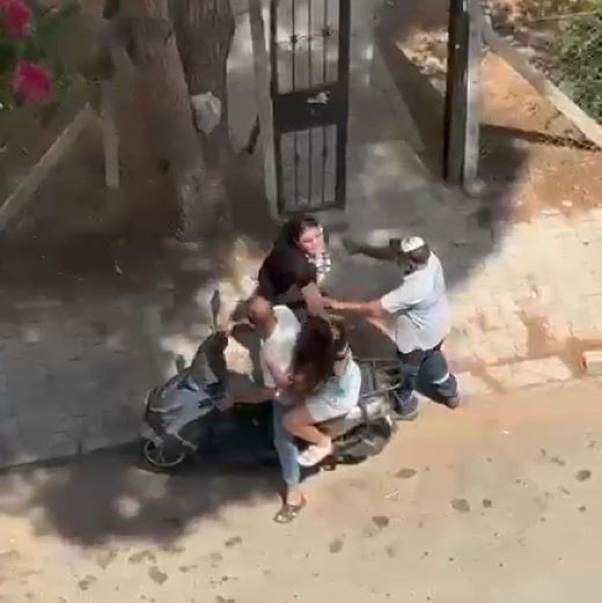 adanada kizini bicakla kovaladi tabletine babasinin resmin koymustu 0 utvtBEQB