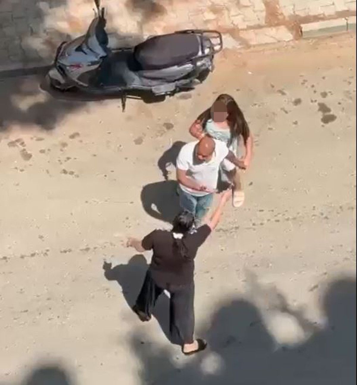 adanada kizini bicakla kovaladi tabletine babasinin resmin koymustu 2