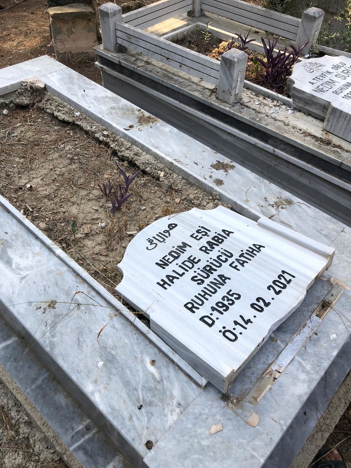 adanada mezar taslari kirildi 0 LGwU9fey