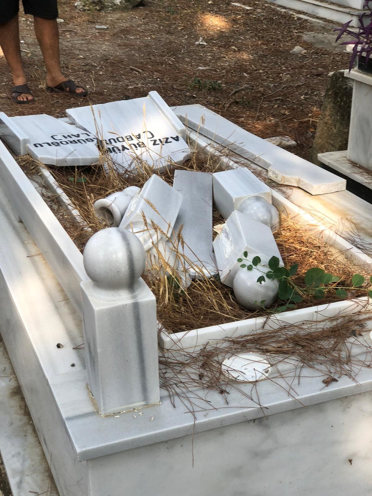 adanada mezar taslari kirildi 1 tIP7dNZS