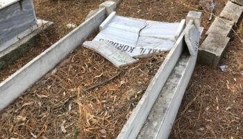 adanada mezar taslari kirildi usiPvrD9