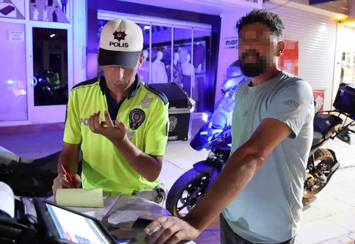 Aksaray'da alkollü yakalanan şahıs: Cips jelibon almaya çıktım 1 aksarayda alkollu yakalanan sahis cips jelibon almaya ciktim 0 BP7uBFgf