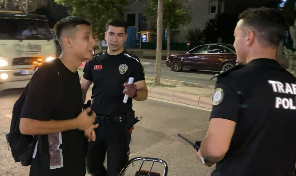 Aksaray'da plakasız motosikletle yakalanan sürücü: Yakından çekme çirkin çıkıyorum 3 aksarayda plakasiz motosikletle yakalanan surucu yakindan cekme cirkin cikiyorum 2 S8Jg3P3l