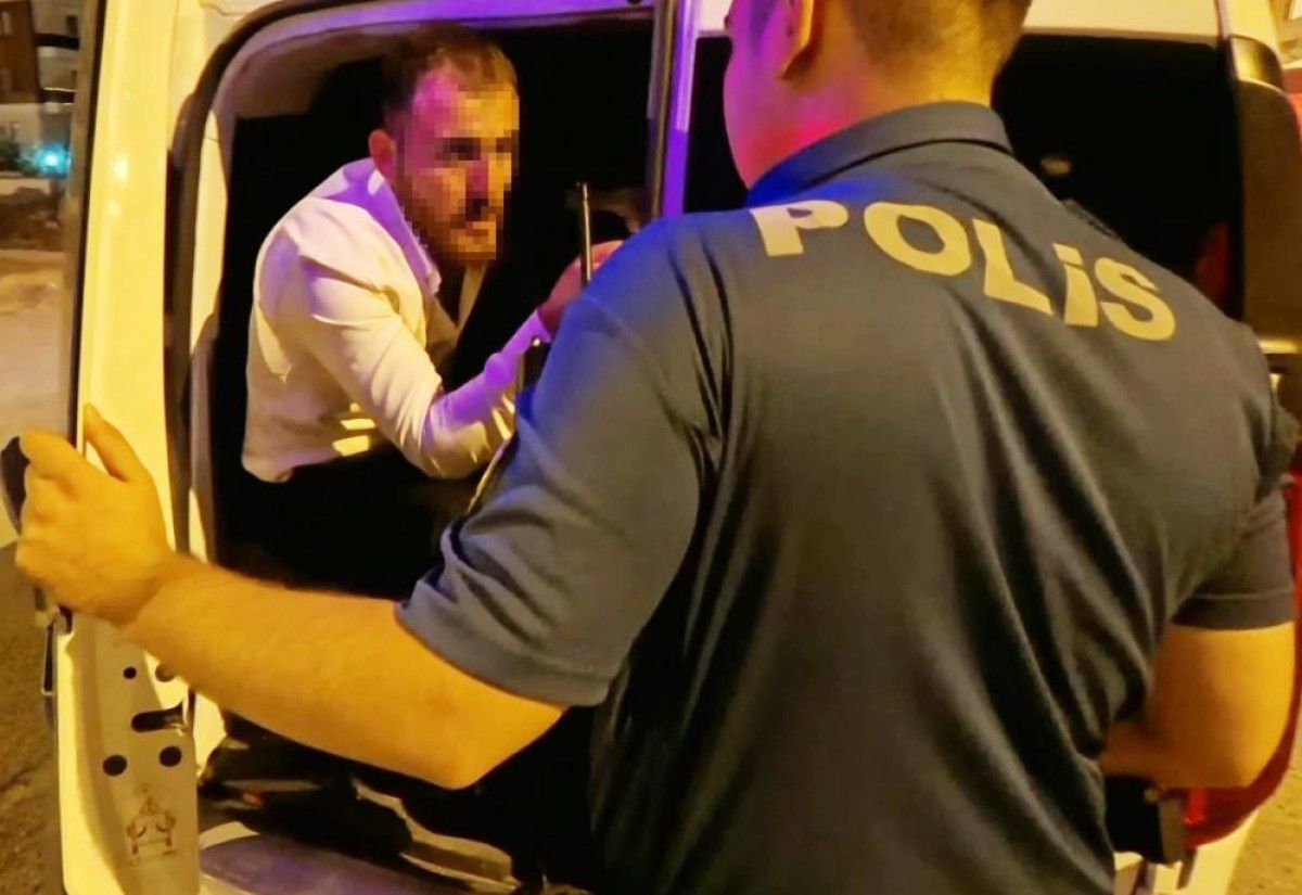 Aksaray'da saldırıya uğrayan kadını polisin anında müdahalesi kurtardı 2 aksarayda saldiriya ugrayan kadini polisin aninda mudahalesi kurtardi 1 46Cg4PpT