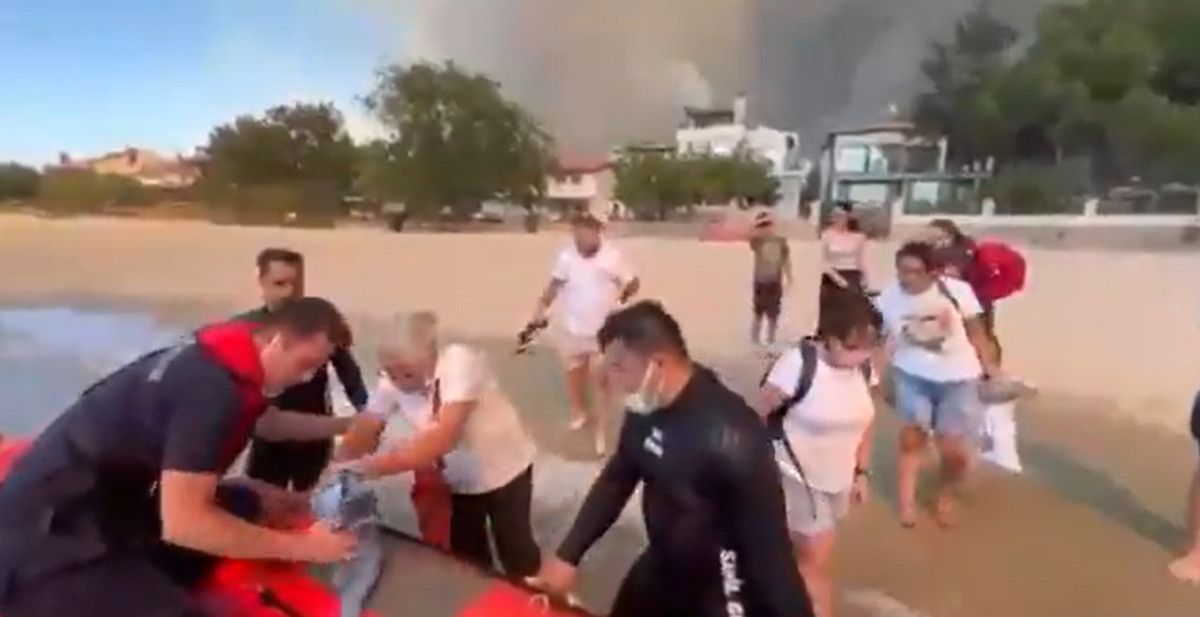 ali yerlikaya paylasti canakkaledeki yanginda denizden tahliye anlari 0 R5O7qbBw