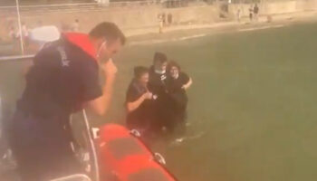 ali yerlikaya paylasti canakkaledeki yanginda denizden tahliye anlari iwBQbpFK