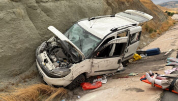 amasyada yoldan cikan arac toprak yiginina carpti 4 yarali nMk8Nywh