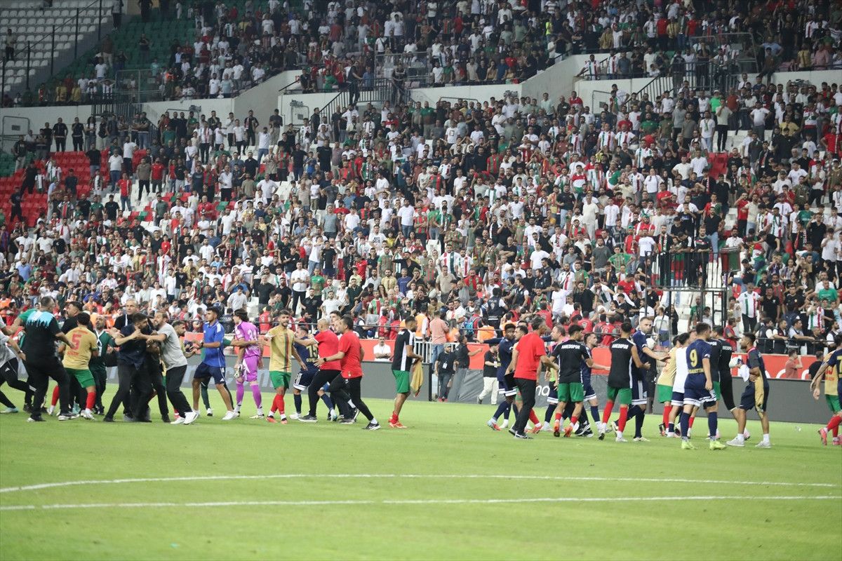 Amedspor-Erzurumspor maçı sonrası kavga çıktı 2 amedspor erzurumspor maci sonrasi kavga cikti 1 JgkAeUmE