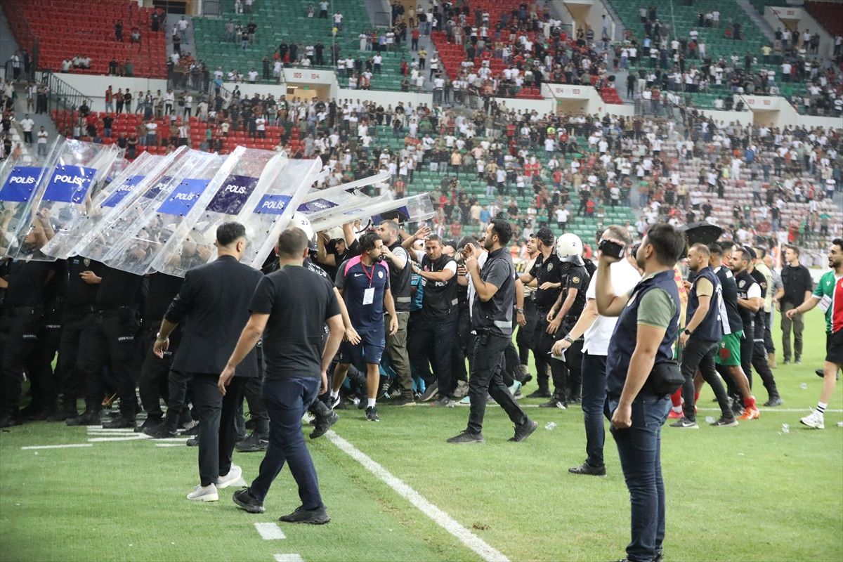 Amedspor-Erzurumspor maçı sonrası kavga çıktı 11 amedspor erzurumspor maci sonrasi kavga cikti 10 CwA5EZfR