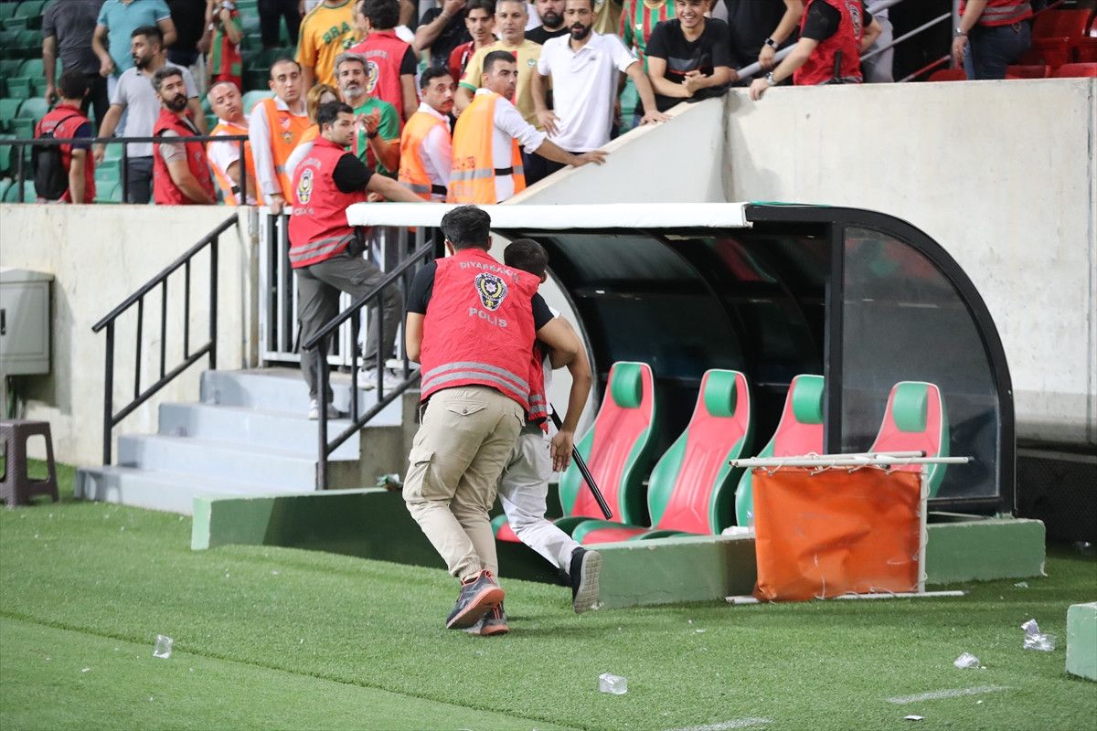 Amedspor-Erzurumspor maçı sonrası kavga çıktı 12 amedspor erzurumspor maci sonrasi kavga cikti 11 hfBmfeAC