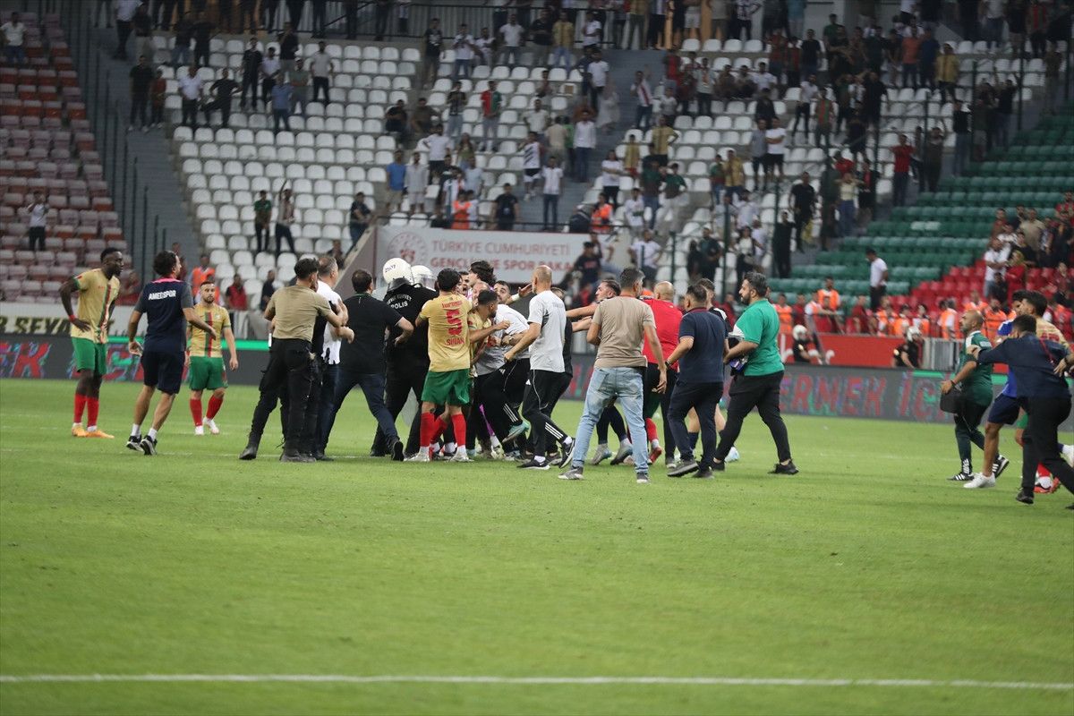 Amedspor-Erzurumspor maçı sonrası kavga çıktı 4 amedspor erzurumspor maci sonrasi kavga cikti 3 fgFsBadZ