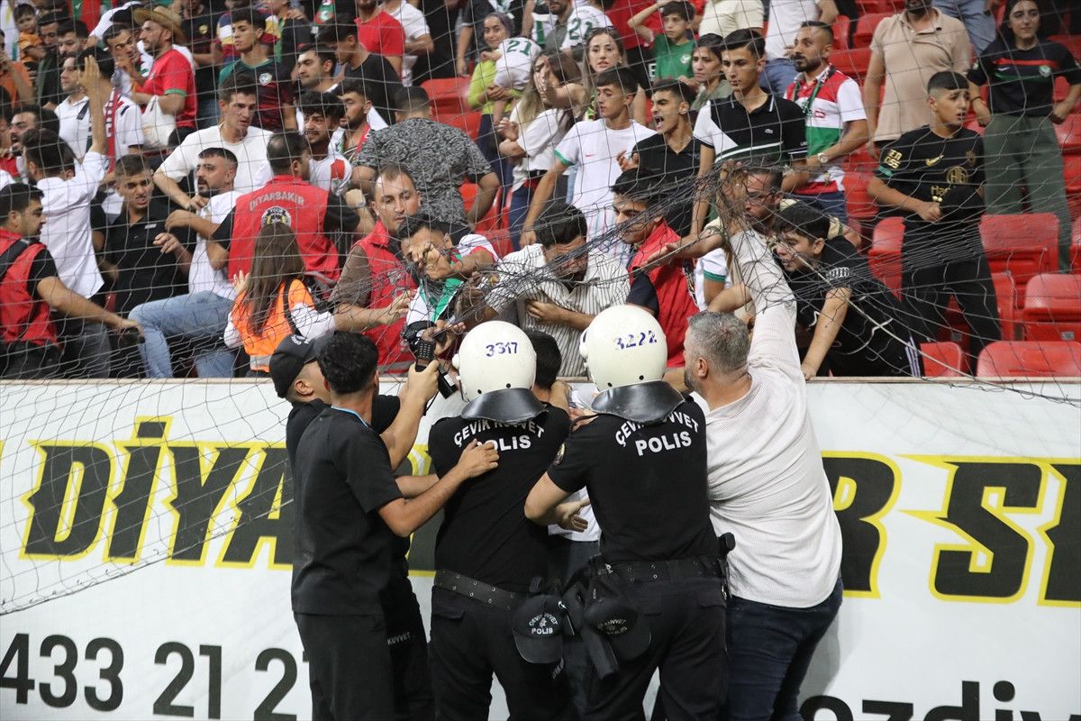 Amedspor-Erzurumspor maçı sonrası kavga çıktı 6 amedspor erzurumspor maci sonrasi kavga cikti 5 ynkZqzvO