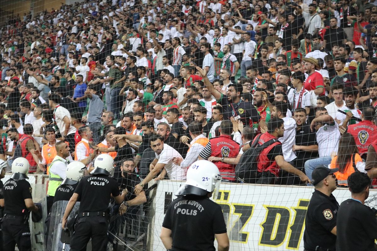 Amedspor-Erzurumspor maçı sonrası kavga çıktı 7 amedspor erzurumspor maci sonrasi kavga cikti 6 AUaiJKqg