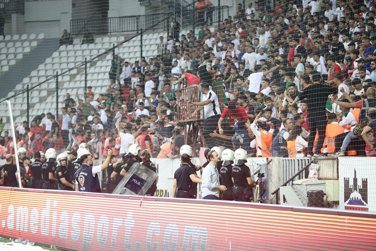 Amedspor-Erzurumspor maçı sonrası kavga çıktı 8 amedspor erzurumspor maci sonrasi kavga cikti 7 2BEkYdbt