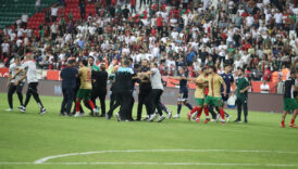 Amedspor-Erzurumspor maçı sonrası kavga çıktı 2 amedspor erzurumspor maci sonrasi kavga cikti csO4Dxtk