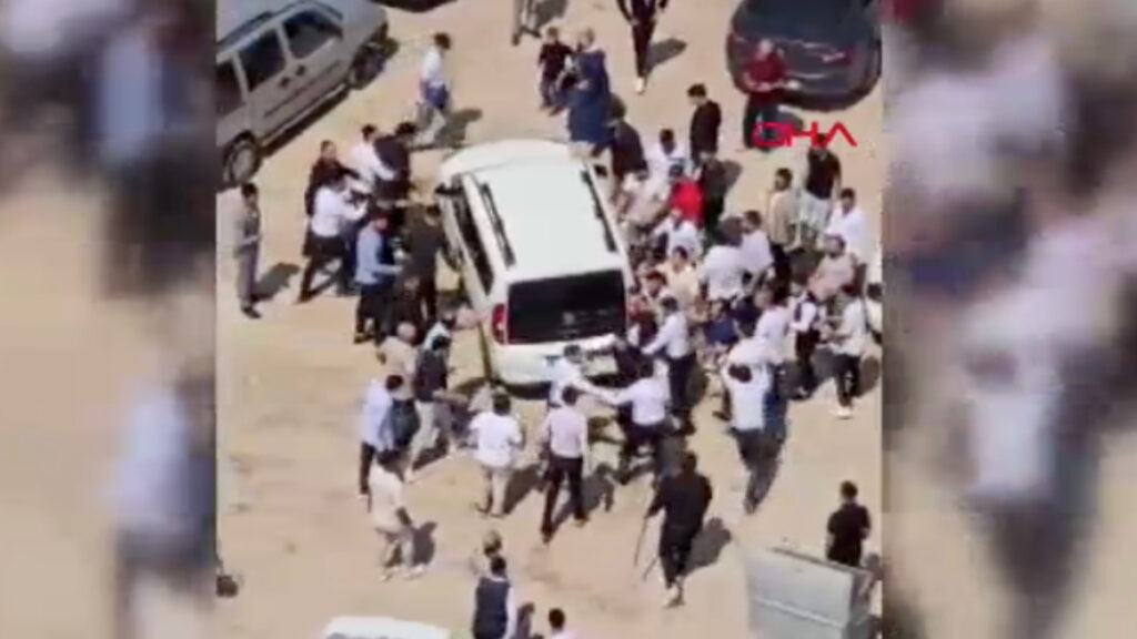 ankarada dugunde kavga ihbara gelen polis aracina zarar verdi vBDMT3m5