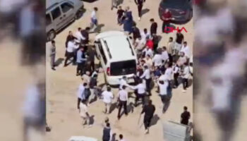 ankarada dugunde kavga ihbara gelen polis aracina zarar verdi vBDMT3m5