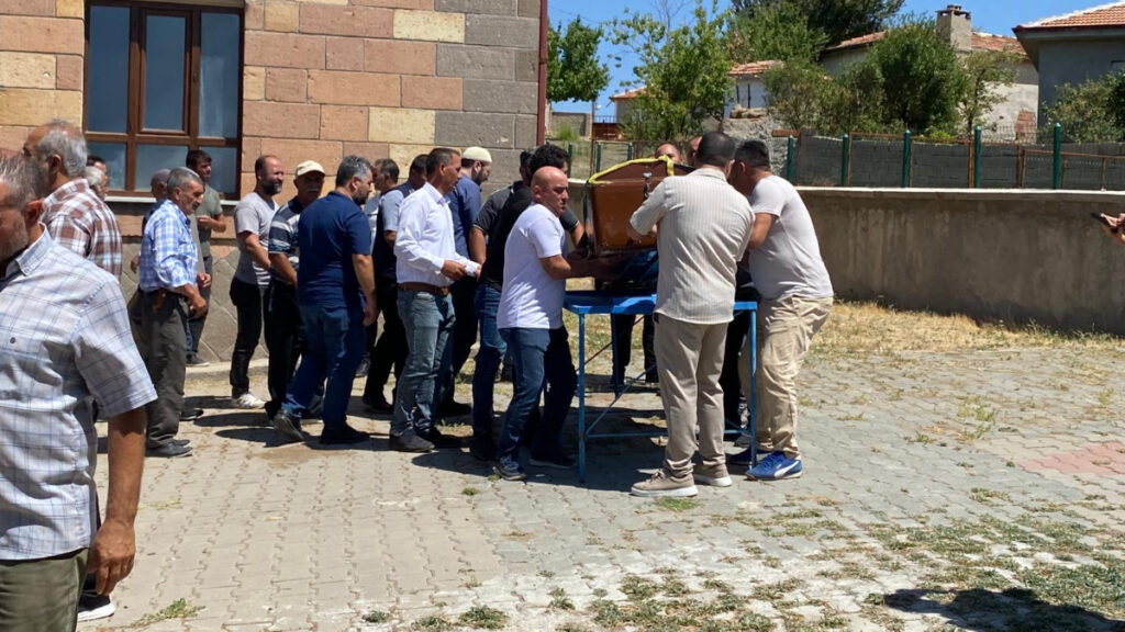 ankarada kuzeninin kurtarmak icin golete daldi beraber bogularak can verdiler W2eERDqA