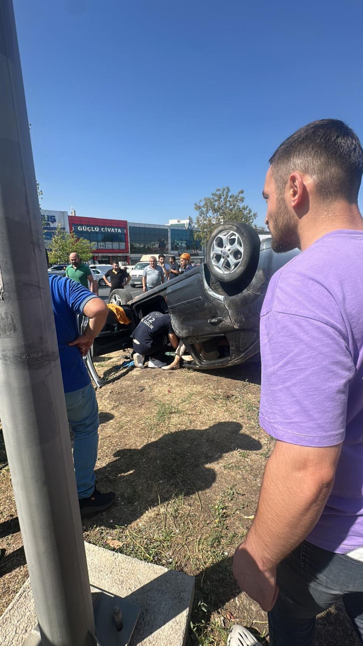 ankarada savrulan otomobilin refuje devrildigi anlar kamerada 3 7OZs6v2K