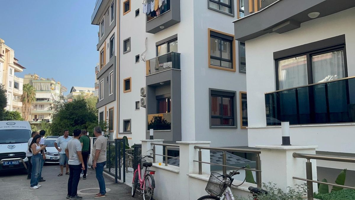 antalyada emlakciyi arayip kiraladigi evde arkadasini oldurdugunu soyledi tutuklandi 0 8526QCRg