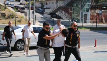 antalyada emlakciyi arayip kiraladigi evde arkadasini oldurdugunu soyledi tutuklandi 1RDOSDgH