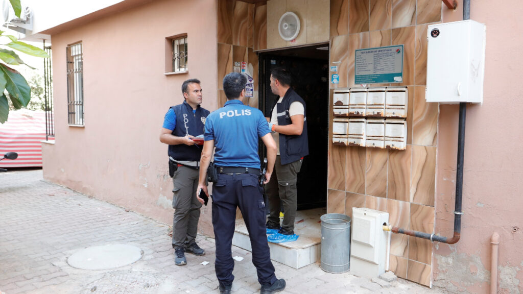 antalyada eski es dehseti bicakli saldiri sonucu 2 yarali PUVQGZaC