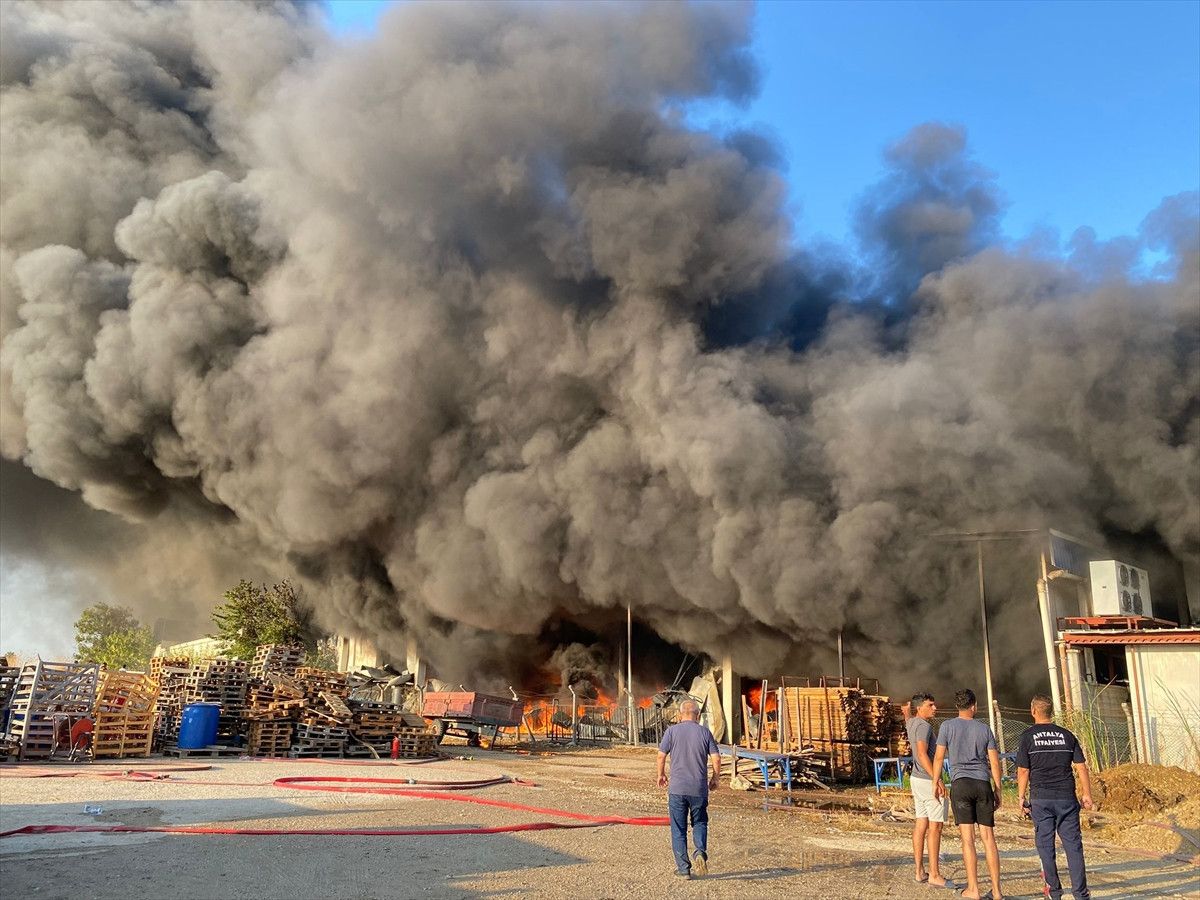 antalyada iki depoda yangin 2 rLbs9vbW