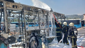 antalyada ozel halk otobusu park halindeyken yanarak kule dondu kjJyuydd