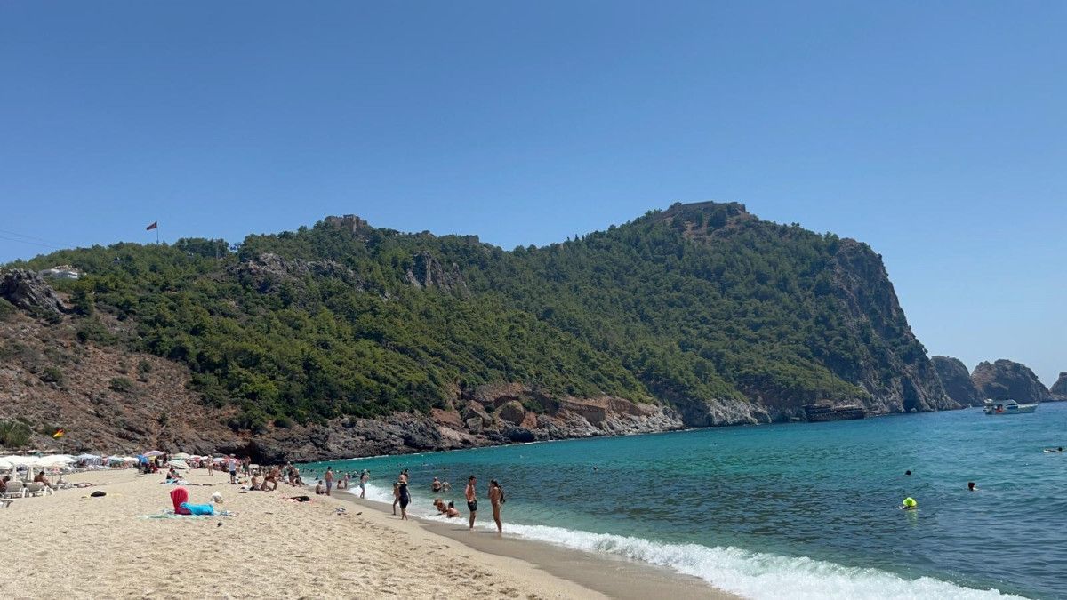 antalyada termometreler 38 dereceyi gosterdi yerli ve yabanci turistler plajlari doldurdu 0 jHAjcSOE