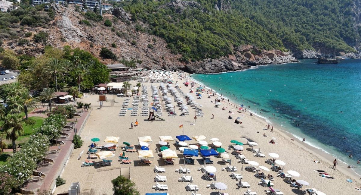 antalyada termometreler 38 dereceyi gosterdi yerli ve yabanci turistler plajlari doldurdu 3 DXIBTNYB