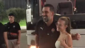 arda turan fotograf cektirirken temastan kacindi tYTtERKn