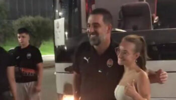 arda turan fotograf cektirirken temastan kacindi tYTtERKn