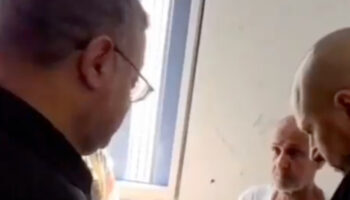 asiri sagci israilli bakan filistinli liderin hucresine baskin duzenledi tehdit etti Ien7C3JF