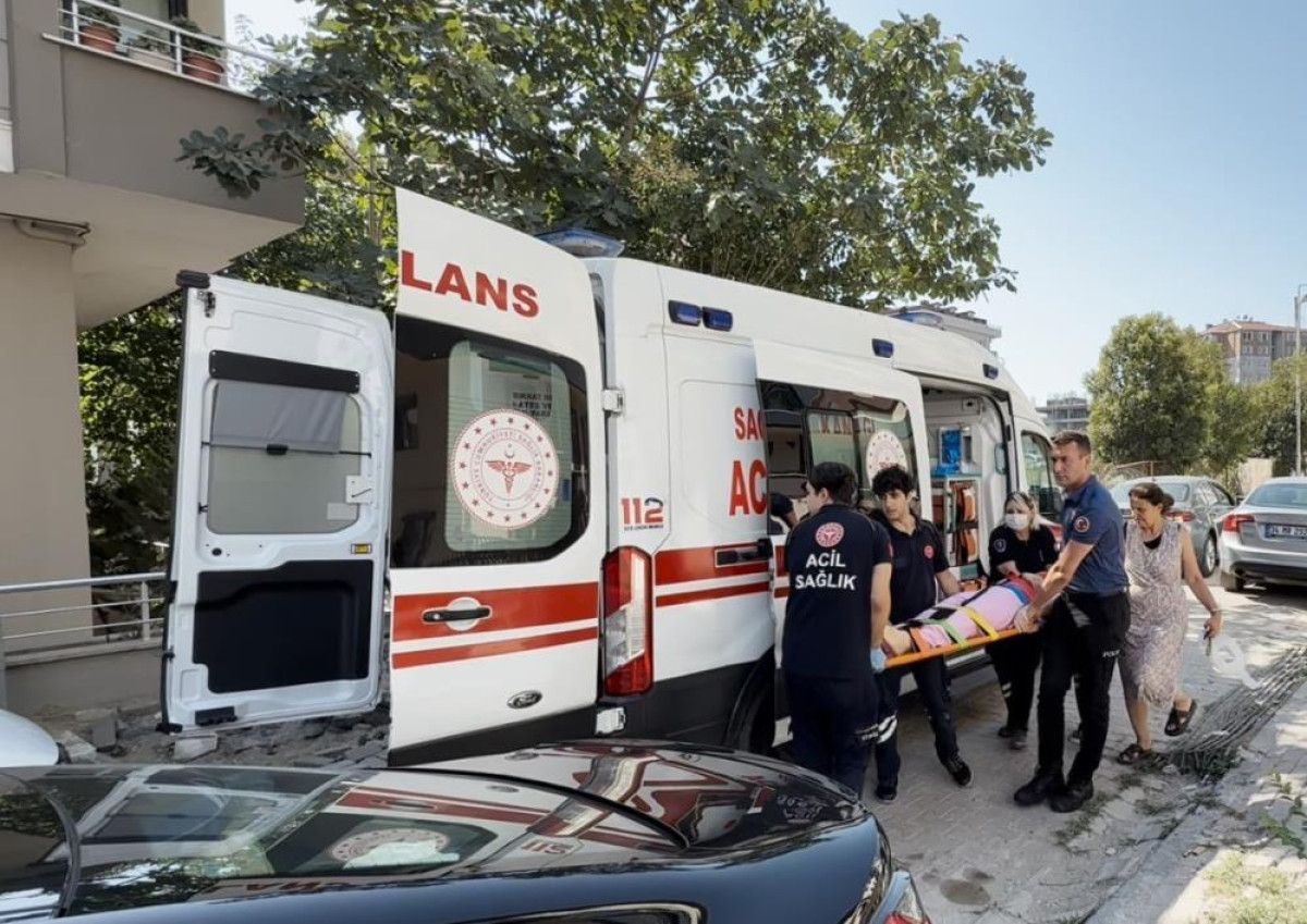 avcilarda cam silen kadin birinci kattan dustu 1 t6NPeP6B