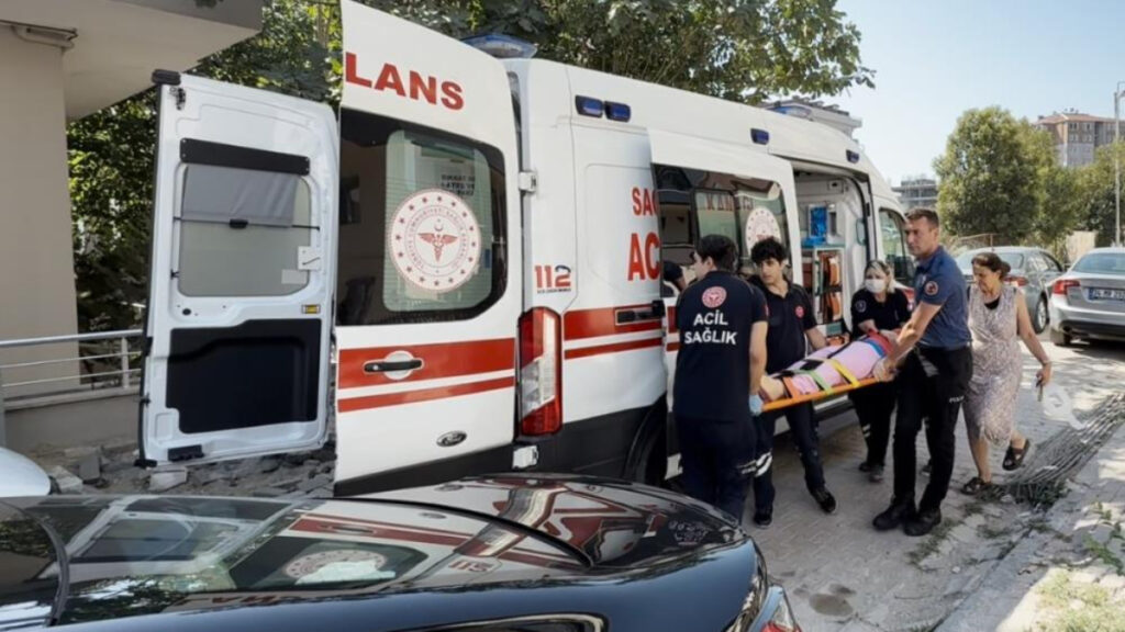 avcilarda cam silen kadin birinci kattan dustu O4GzHVZM