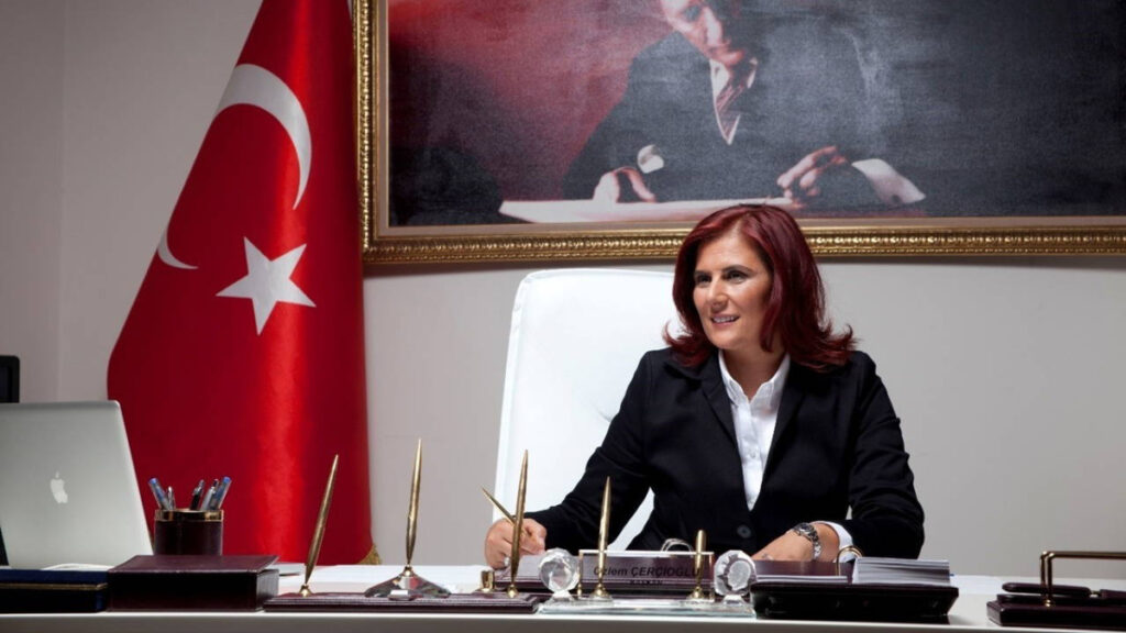 aydin buyuksehir belediye baskani ozlem cercioglu ve 3 ilce belediye baskani ak parti yolunda CM2DT4dN