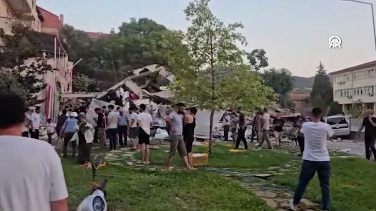 balikesirde 61 buyuklugunde deprem bir bina yikildi 1 H6APBFOB