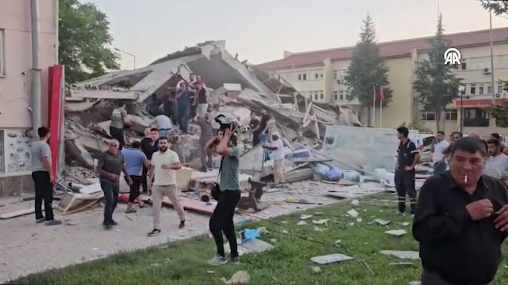 balikesirde 61 buyuklugunde deprem bir bina yikildi MaGXp5q2