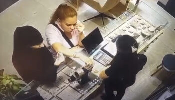 balikesirde kuyumcuda tirnakcilik yontemiyle hirsizlik kameraya yansidi VRdXIdv8