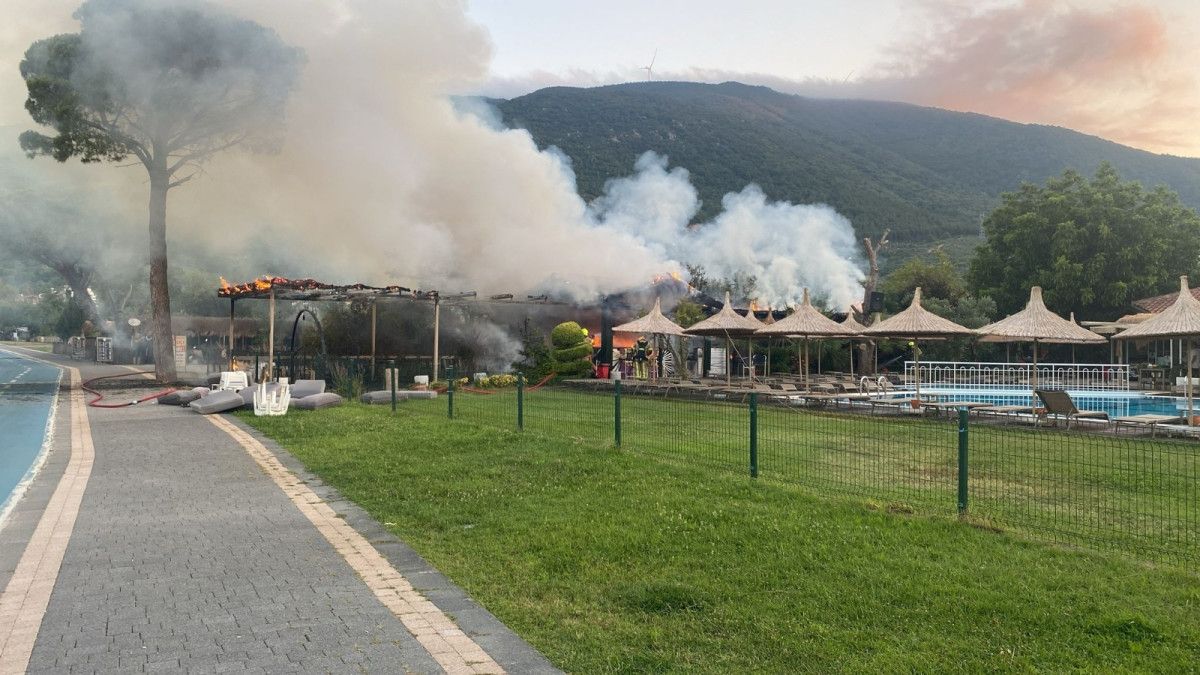 Balıkesir'de otelin bahçesinde korkutan yangın 1 balikesirde otelin bahcesinde korkutan yangin 0 S8EvaZCa