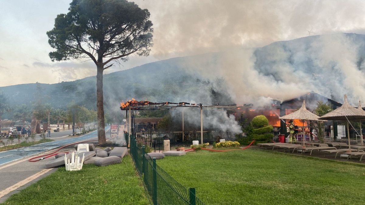 Balıkesir'de otelin bahçesinde korkutan yangın 2 balikesirde otelin bahcesinde korkutan yangin 1 gewKAAjq
